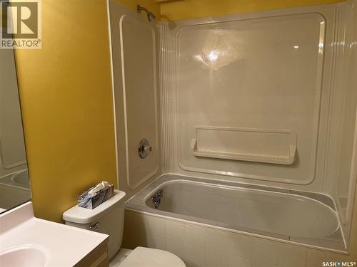 2930 More Crescent E, Regina, SK - Indoor Photo Showing Bathroom