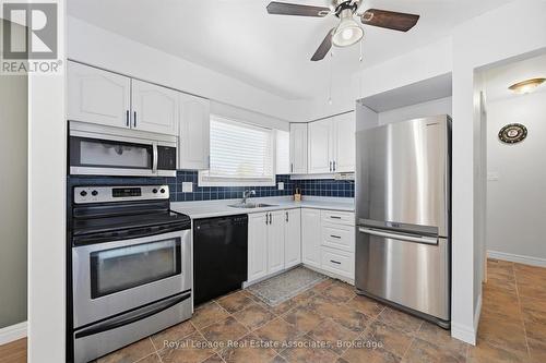 107 Billington Crescent, Hamilton, ON - Indoor Photo Showing Kitchen