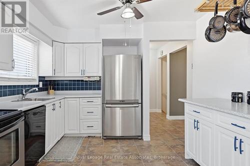 107 Billington Crescent, Hamilton, ON - Indoor Photo Showing Kitchen