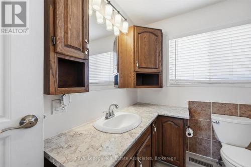 107 Billington Crescent, Hamilton, ON - Indoor Photo Showing Bathroom