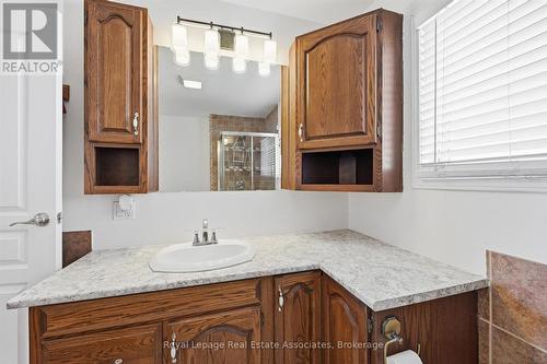 107 Billington Crescent, Hamilton, ON - Indoor Photo Showing Bathroom