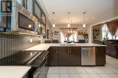 547 Wansbrough Way, Shelburne, ON - Indoor Photo Showing Kitchen With Upgraded Kitchen