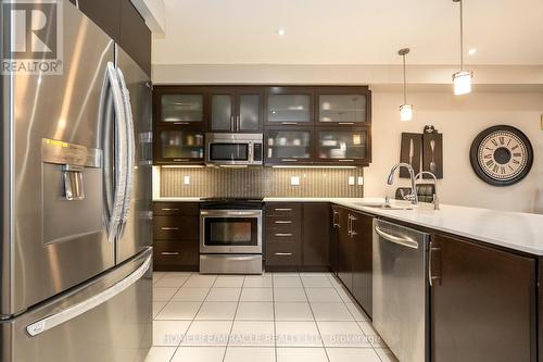 547 Wansbrough Way, Shelburne, ON - Indoor Photo Showing Kitchen With Upgraded Kitchen