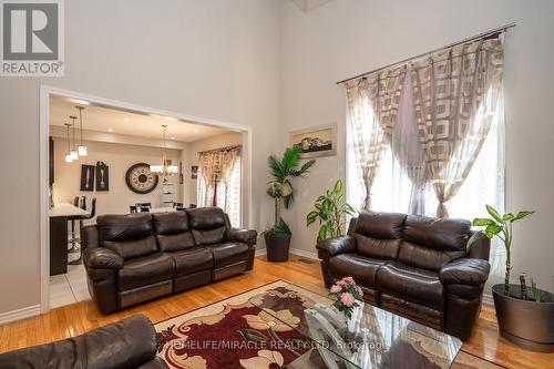 547 Wansbrough Way, Shelburne, ON - Indoor Photo Showing Living Room