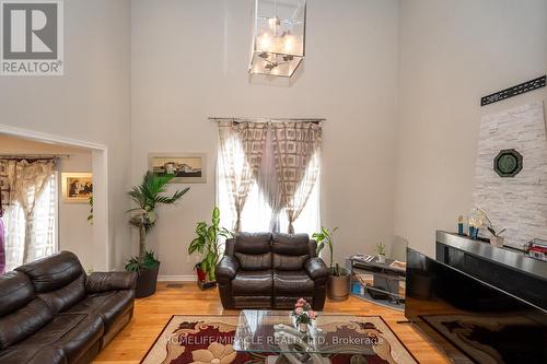 547 Wansbrough Way, Shelburne, ON - Indoor Photo Showing Living Room