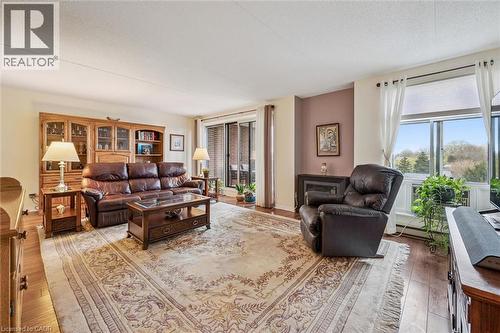 8 Christopher Court Unit# 507, Guelph, ON - Indoor Photo Showing Living Room