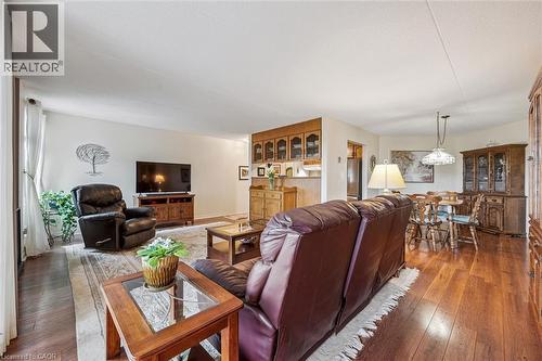 8 Christopher Court Unit# 507, Guelph, ON - Indoor Photo Showing Living Room