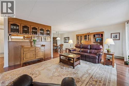 8 Christopher Court Unit# 507, Guelph, ON - Indoor Photo Showing Living Room