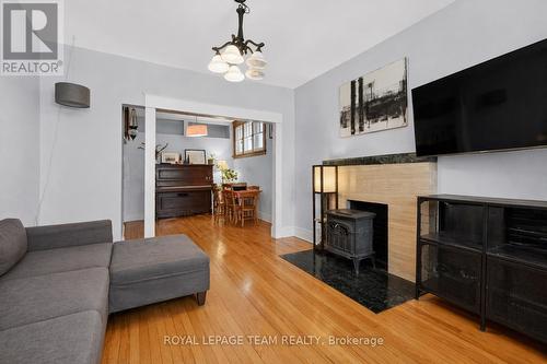 12 Lewis Street, Ottawa, ON - Indoor Photo Showing Living Room