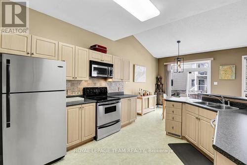 162 Redcliff Avenue, Ottawa, ON - Indoor Photo Showing Kitchen With Double Sink