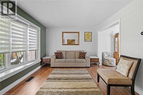 107 Billington Crescent, Hamilton, ON - Indoor Photo Showing Living Room
