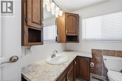 4pc main bathroom - 107 Billington Crescent, Hamilton, ON - Indoor Photo Showing Bathroom
