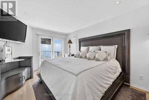 32 Tiny Beaches Road S, Tiny, ON - Indoor Photo Showing Bedroom