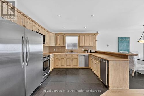 32 Tiny Beaches Road S, Tiny, ON - Indoor Photo Showing Kitchen