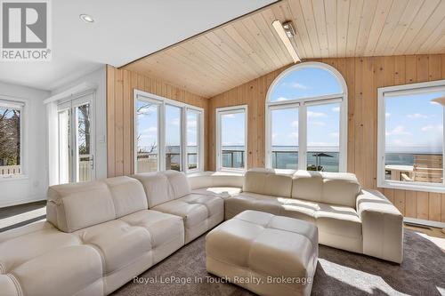 32 Tiny Beaches Road S, Tiny, ON - Indoor Photo Showing Living Room