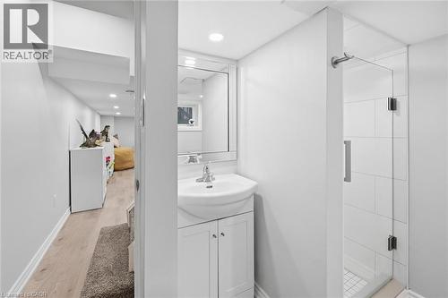46 Mayflower Avenue, Hamilton, ON - Indoor Photo Showing Bathroom