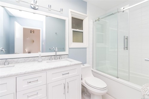 2660 Macdonald Dr East, Saanich, BC 