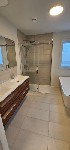 Salle de bains - 5752 Rue Anthony, Brossard, QC - Indoor Photo Showing Bathroom
