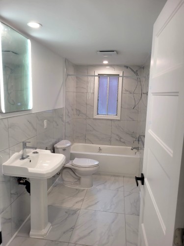 Bathroom - 1945 Rue De Beaurivage, Montréal (Mercier/Hochelaga-Maisonneuve), QC - Indoor Photo Showing Bathroom