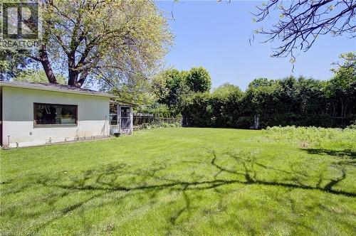 Expansive green lawn with mature perimeter trees - 2344 Brinell Avenue, Burlington, ON - Outdoor