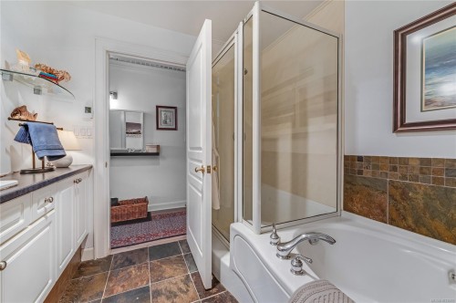 302-2326 Harbour Rd, Sidney, BC - Indoor Photo Showing Bathroom