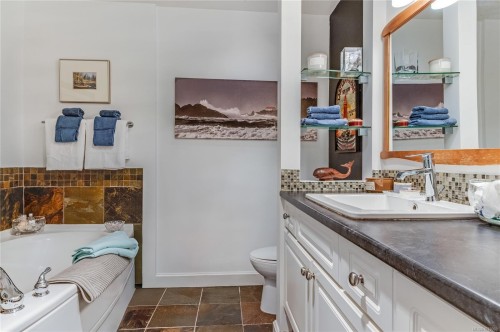 302-2326 Harbour Rd, Sidney, BC - Indoor Photo Showing Bathroom