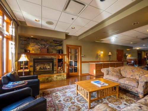 302-2326 Harbour Rd, Sidney, BC - Indoor Photo Showing Living Room With Fireplace