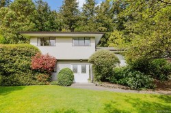 4312 Parkside Cres Saanich, BC V8N 2C3