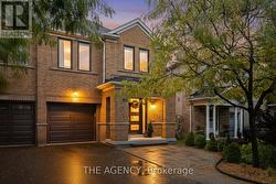 908 OAKTREE CRESCENT Newmarket, ON L3X 2Z1
