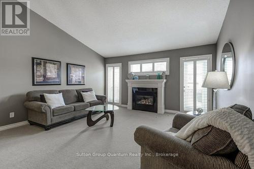 21 - 605 Welland Avenue, St. Catharines (Carlton/Bunting), ON - Indoor Photo Showing Living Room With Fireplace