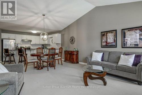 21 - 605 Welland Avenue, St. Catharines (Carlton/Bunting), ON - Indoor Photo Showing Living Room