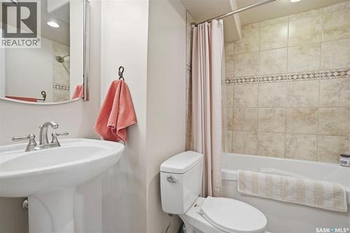 625 Guelph Crescent, Saskatoon, SK - Indoor Photo Showing Bathroom