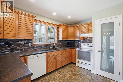 625 Guelph Crescent, Saskatoon, SK - Indoor Photo Showing Kitchen