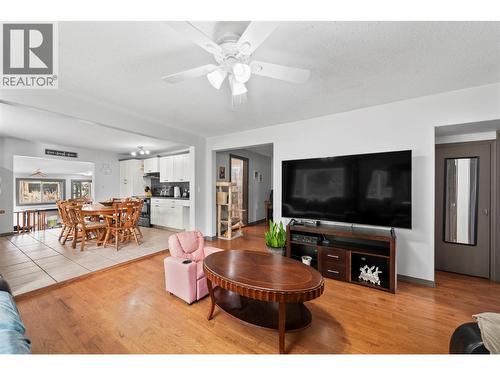 3381 Trinity Valley Road, Enderby, BC - Indoor Photo Showing Living Room
