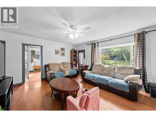 3381 Trinity Valley Road, Enderby, BC - Indoor Photo Showing Living Room