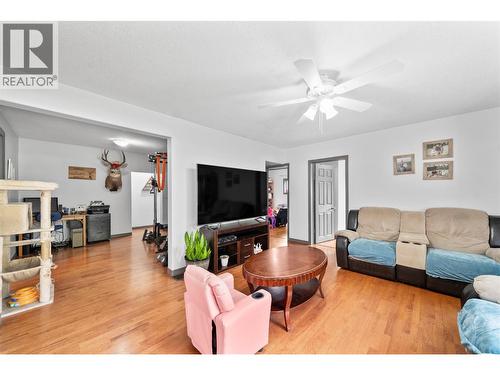 3381 Trinity Valley Road, Enderby, BC - Indoor Photo Showing Living Room