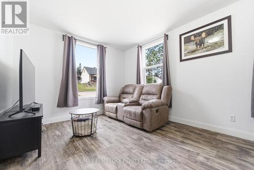15 Alder Crescent, Deep River, ON - Indoor Photo Showing Living Room