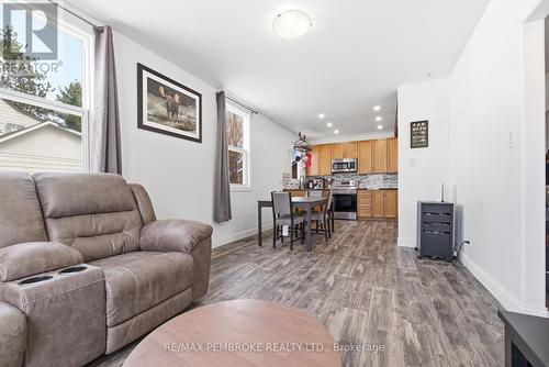 15 Alder Crescent, Deep River, ON - Indoor Photo Showing Living Room