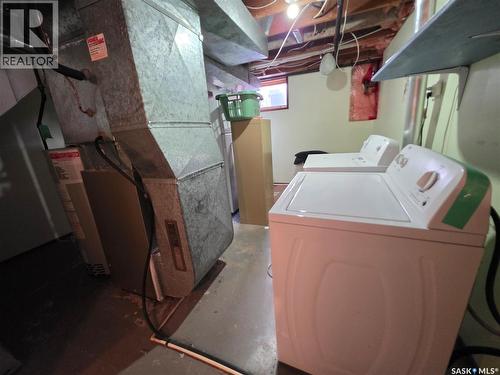 1020 Dahl Street E, Swift Current, SK - Indoor Photo Showing Laundry Room