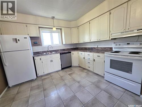 1020 Dahl Street E, Swift Current, SK - Indoor Photo Showing Kitchen