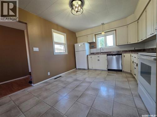 1020 Dahl Street E, Swift Current, SK - Indoor Photo Showing Kitchen