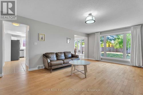 2021 Lumb Court, London North (North R), ON - Indoor Photo Showing Living Room
