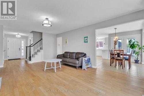 2021 Lumb Court, London North (North R), ON - Indoor Photo Showing Living Room