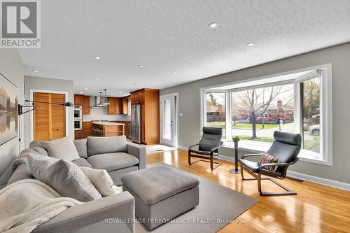 1321 Rustic Drive, Ottawa, ON - Indoor Photo Showing Living Room