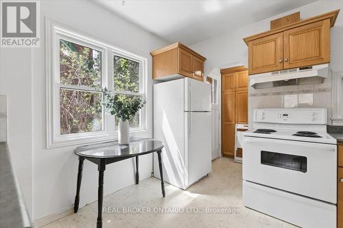 26 Sydney Street N, Kitchener, ON - Indoor Photo Showing Kitchen