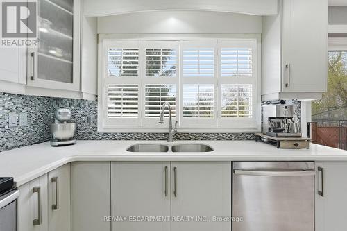 5010 Bunton Crescent, Burlington, ON - Indoor Photo Showing Kitchen With Double Sink