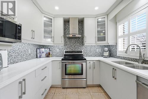 5010 Bunton Crescent, Burlington, ON - Indoor Photo Showing Kitchen With Stainless Steel Kitchen With Double Sink With Upgraded Kitchen