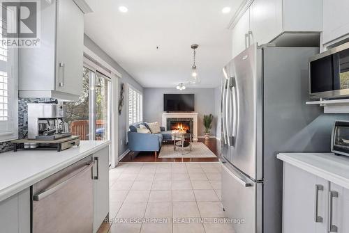 5010 Bunton Crescent, Burlington, ON - Indoor Photo Showing Kitchen