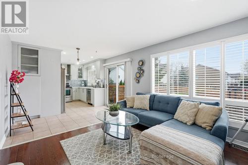 5010 Bunton Crescent, Burlington, ON - Indoor Photo Showing Living Room