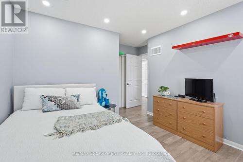 5010 Bunton Crescent, Burlington, ON - Indoor Photo Showing Bedroom
